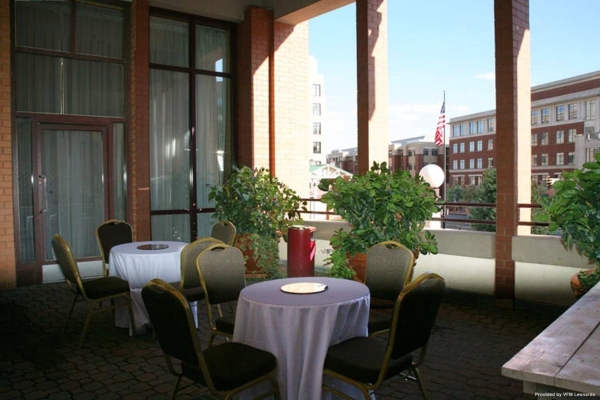 Hotel Embassy Suites by Hilton Alexandria Old Town